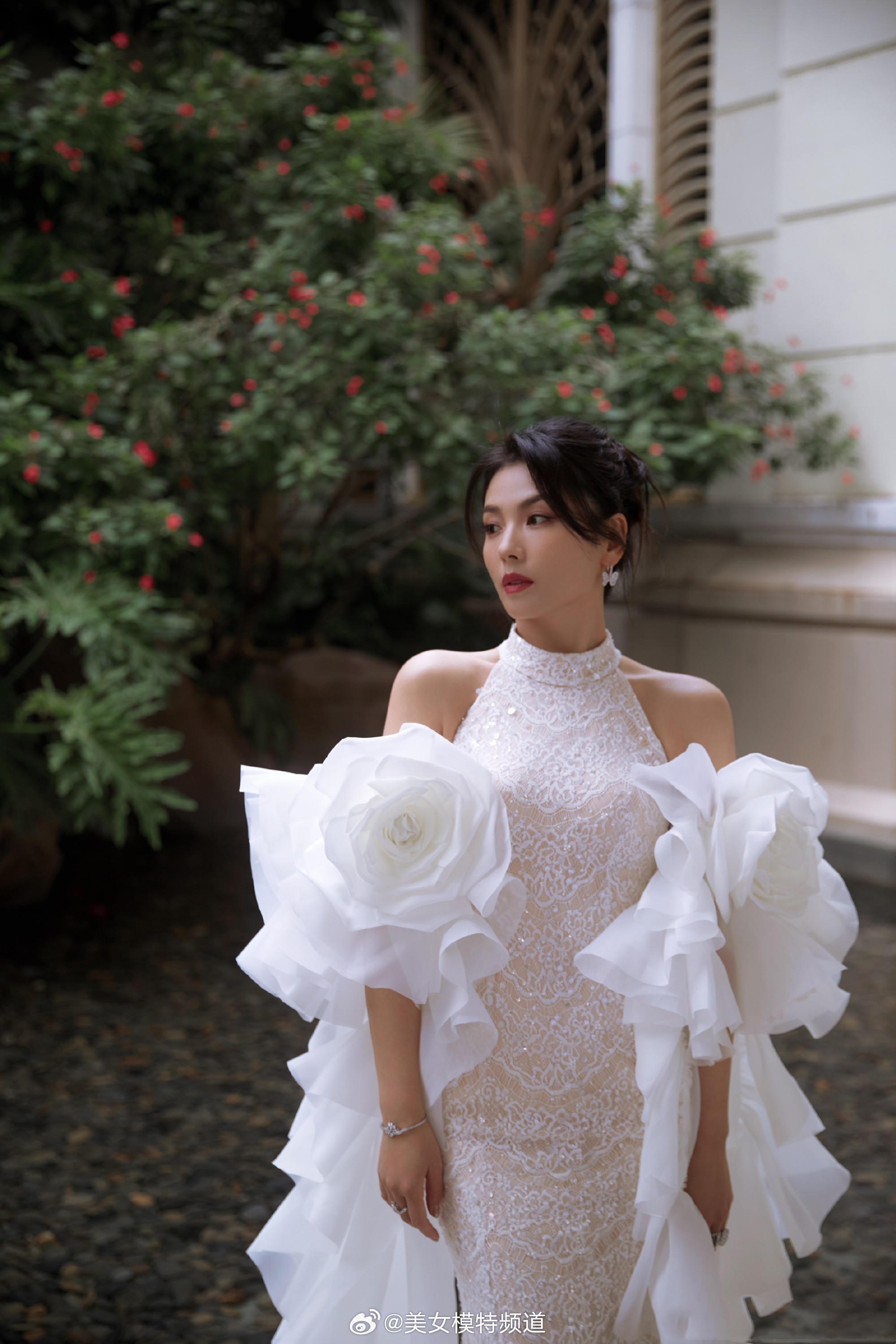 刘涛白色蕾丝拖地鱼尾裙