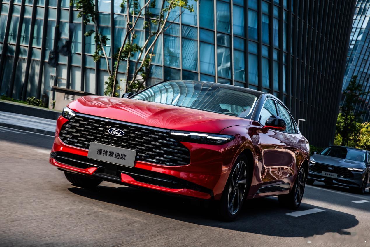 全新蒙迪欧到店！长安福特全新蒙迪欧到店，保留福特性能车基因的同时满足了家庭出行需