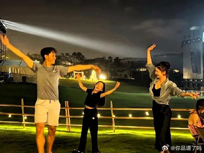 佟丽娅带小酒窝在三亚跳舞，她是真把她当女儿了！不愧是从小看着长大的孩子，就是不一