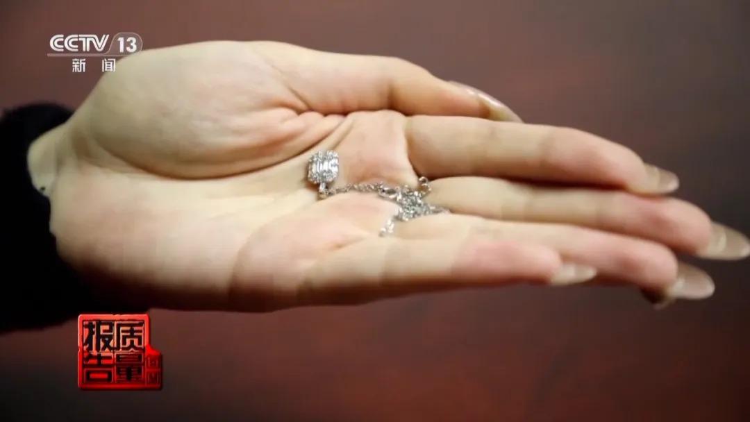最近刷到央视曝光的新闻，我真是吓出一身冷汗！咱们平时随便买的那些便宜首饰，居然藏