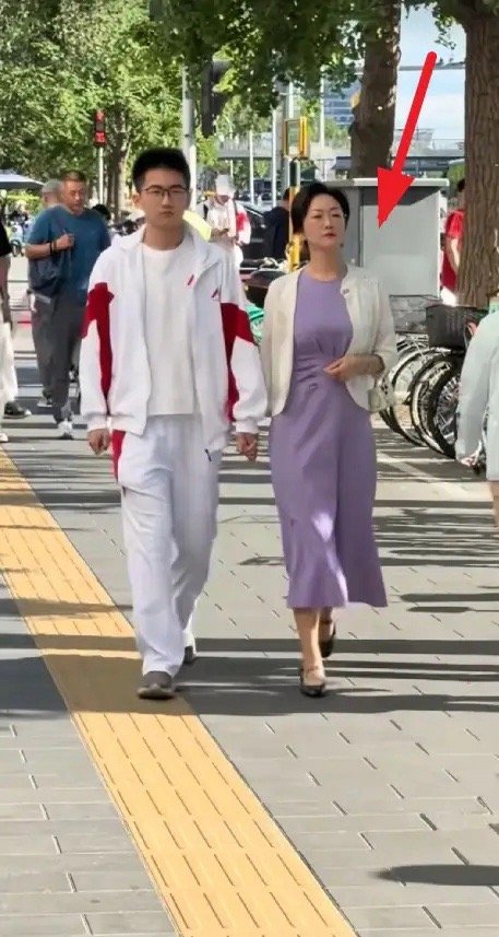 这位妈妈的气质气场，简直太强大了。孩子是人大附中的，前途真的不敢想。全家托举