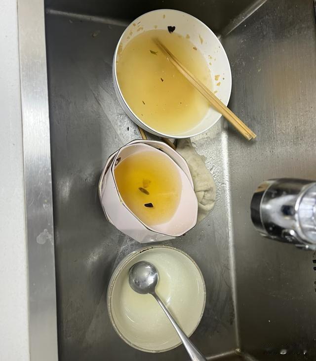 这就是婚前和婚后的区别有人吐槽他老婆有多邋遢，但同时也带出了很多邋遢的老公，从