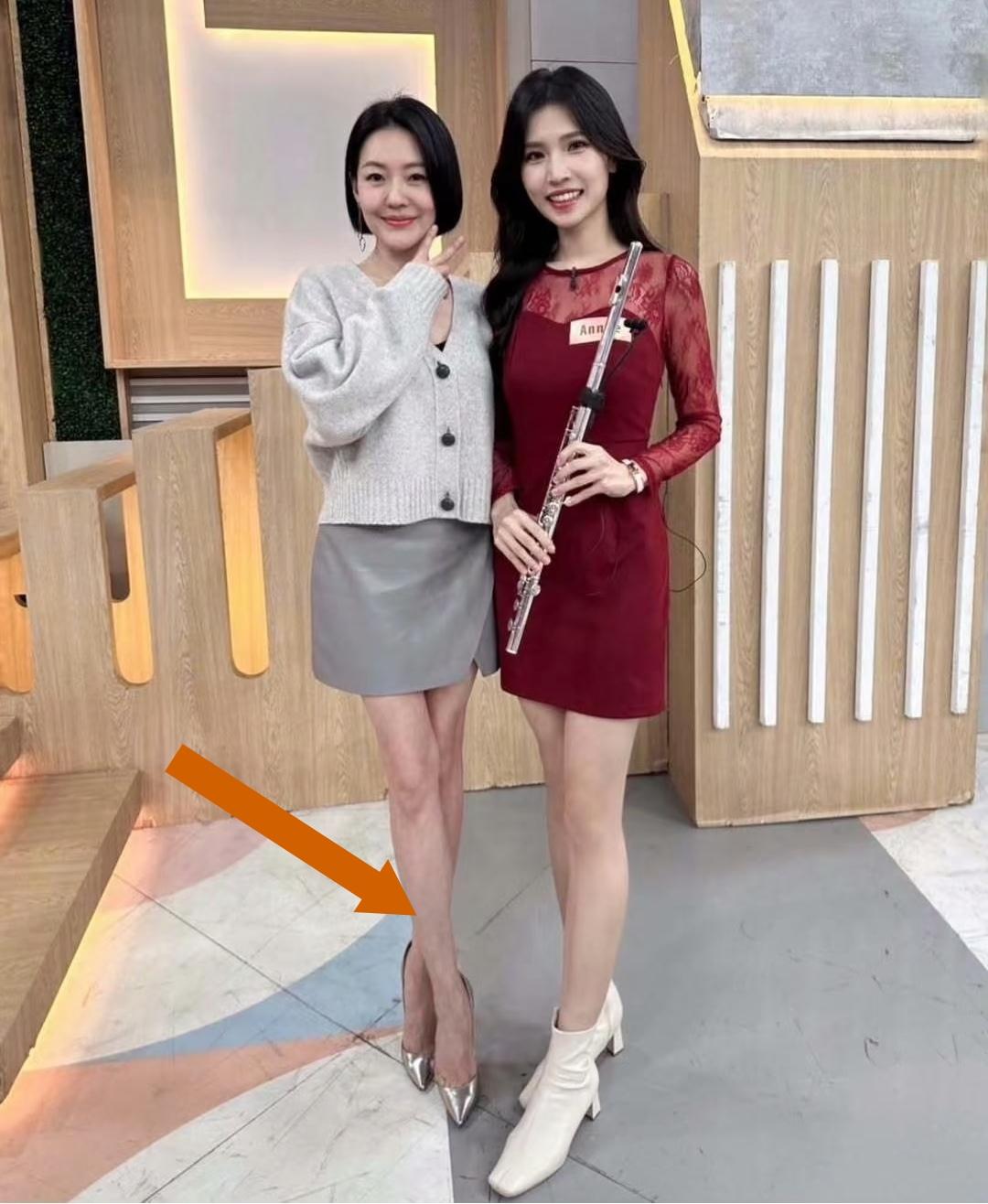 不得不说，小S当初和另一位美女同框合影时，站姿站得特别笔直，姿态明显有些刻意。这