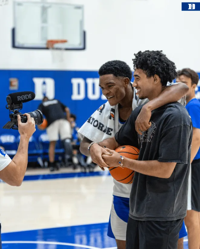 杜克大学官方晒出贾里德-麦凯恩回母校参加活动的照片