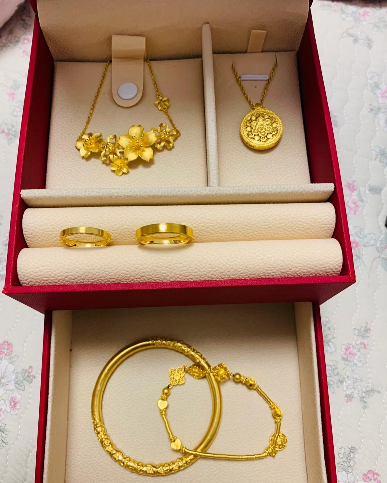 金店真的要哭了！金价疯涨，备婚年轻人彻底清醒了！现在备婚的小年轻们都在纠结：