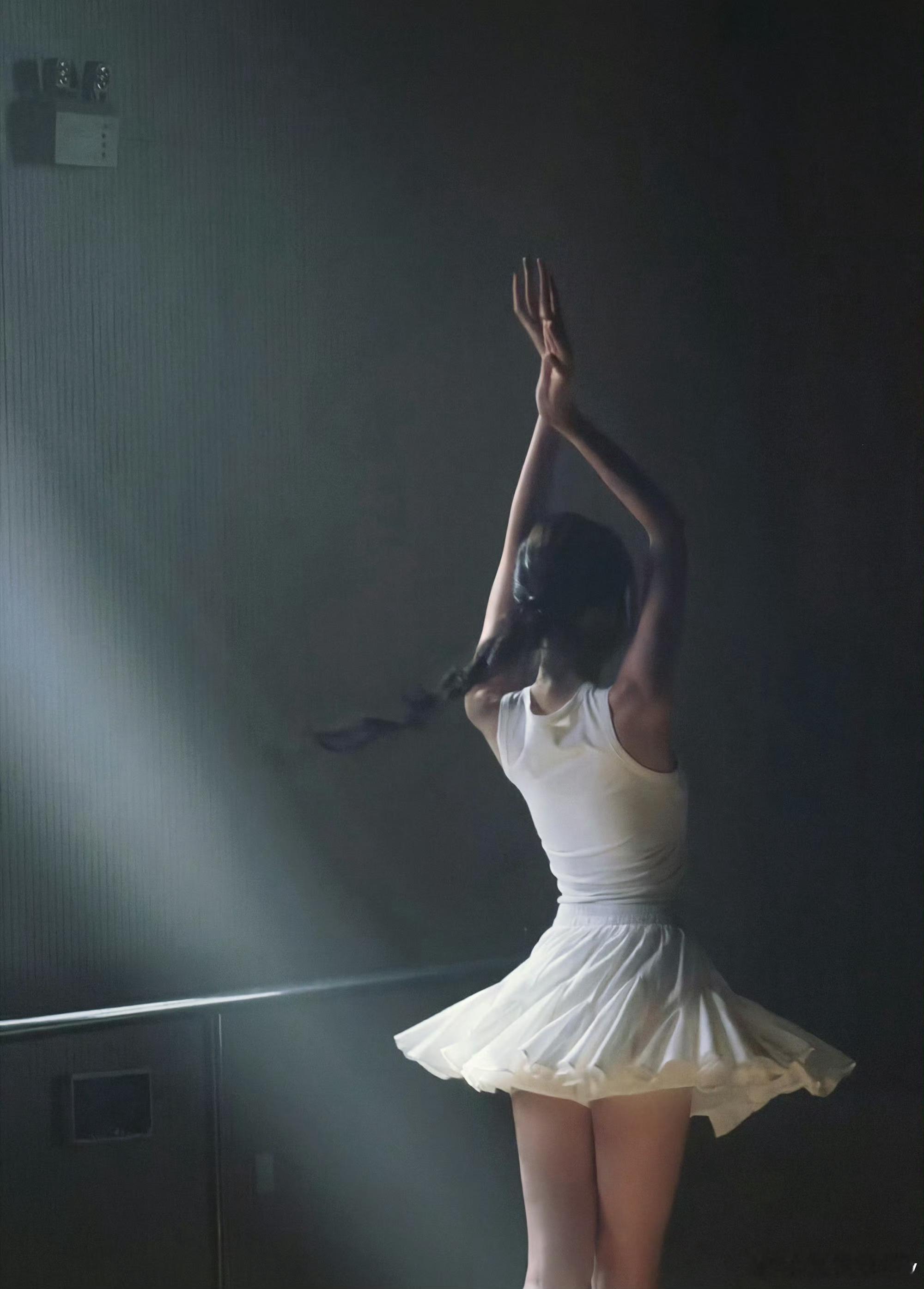 王玉雯舞服身材纯欲天花板了，仪态是真的好，大方自然，一点都不端着