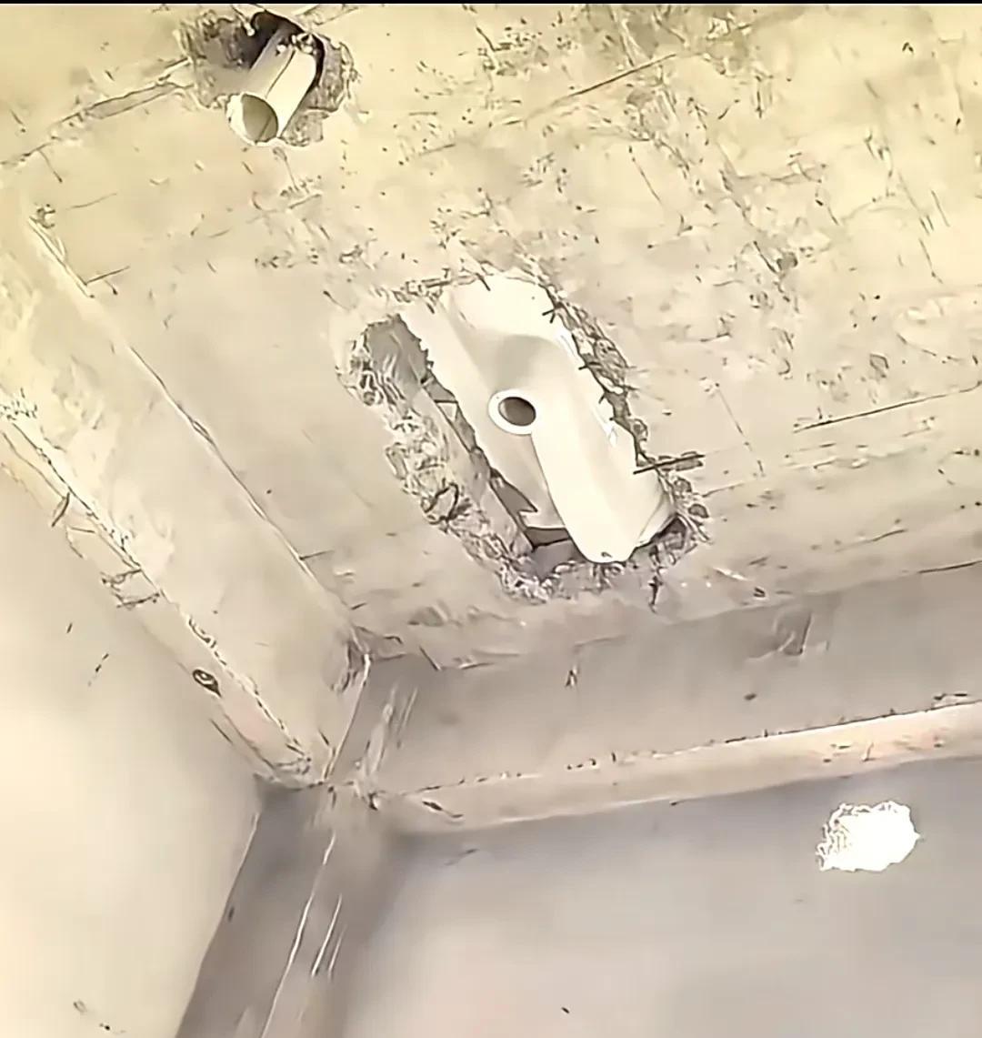 楼上这，去看新房，结果楼上直接把天花板打穿装卫生间蹲坑，和他去说，她竟然说你们新