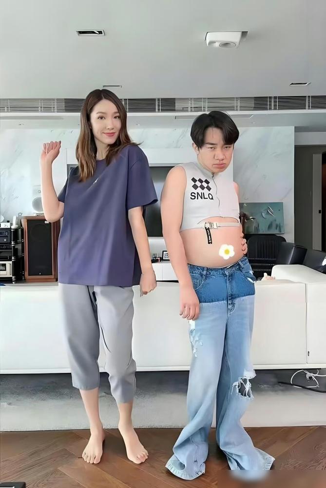 有人质疑王祖蓝夫妇的恩爱是营业剧本，说他俩外形反差大互动疏离，纯靠利益捆绑变现流