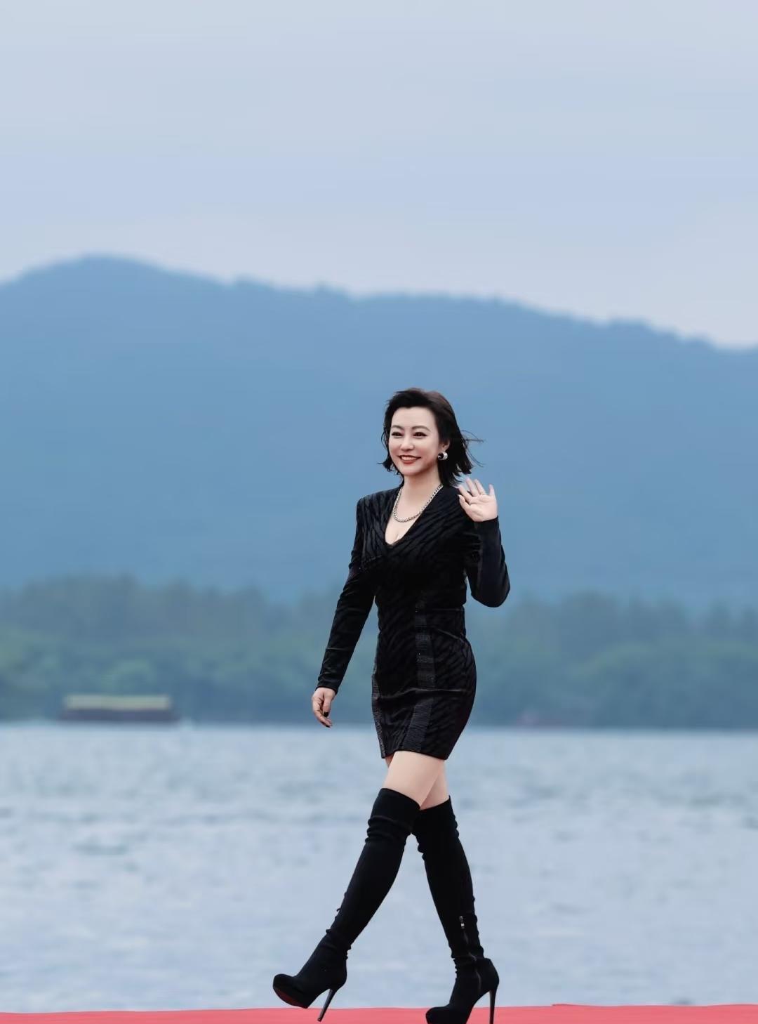 郝蕾，这状态？谁看了估计都不敢一个劲地乱黑！这次低调亮相在浙江青年国际电影