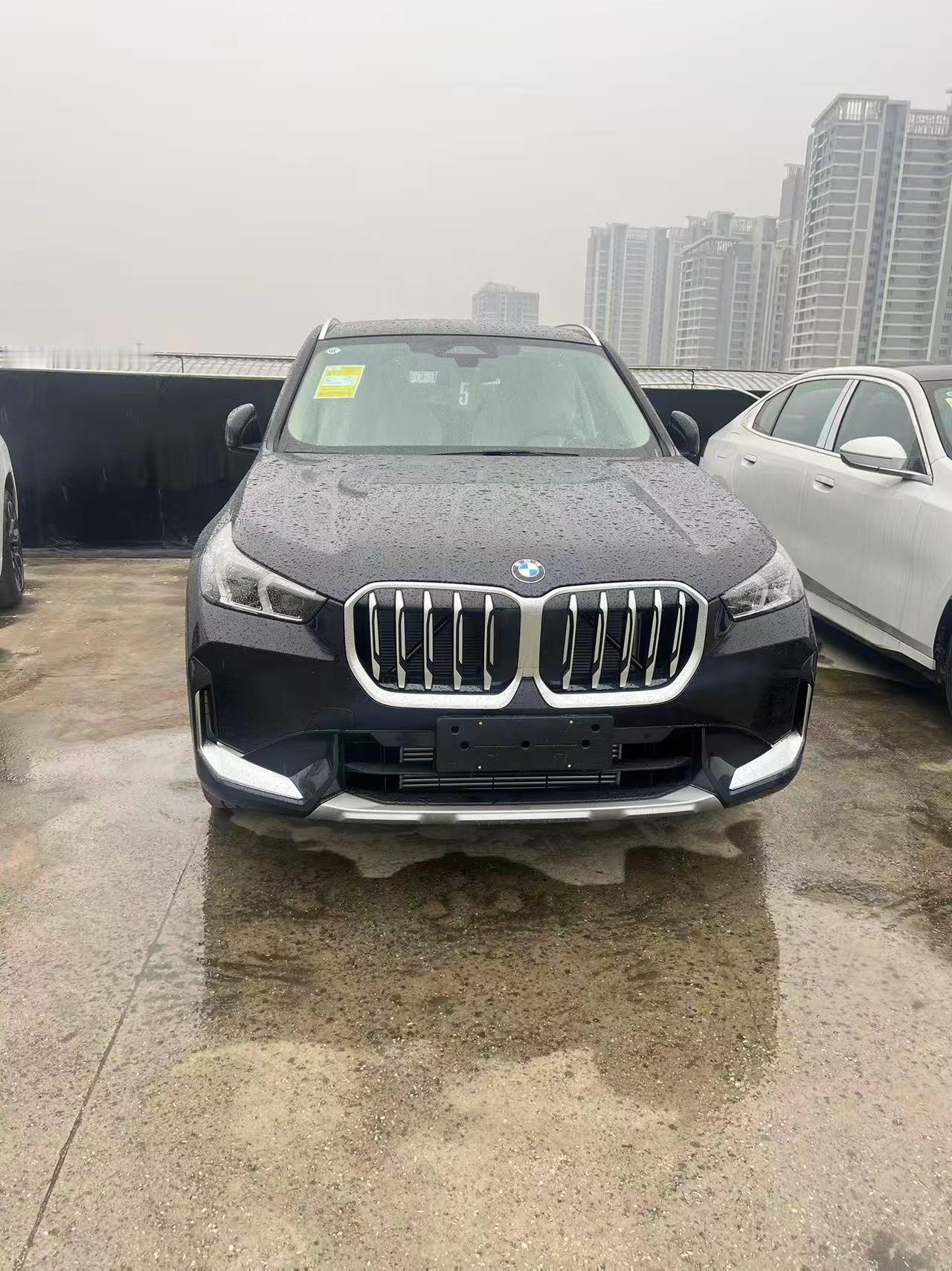 儿子今天喜提新车，老亲爷跟他买的高兴