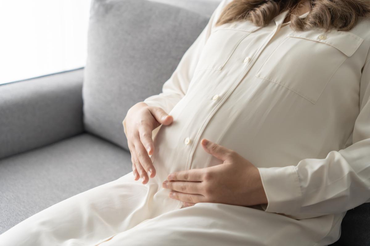 福建福州，一女子和丈夫试管生下一儿子，丈夫突然病逝，她悲痛万分，看到儿子跟亡夫很