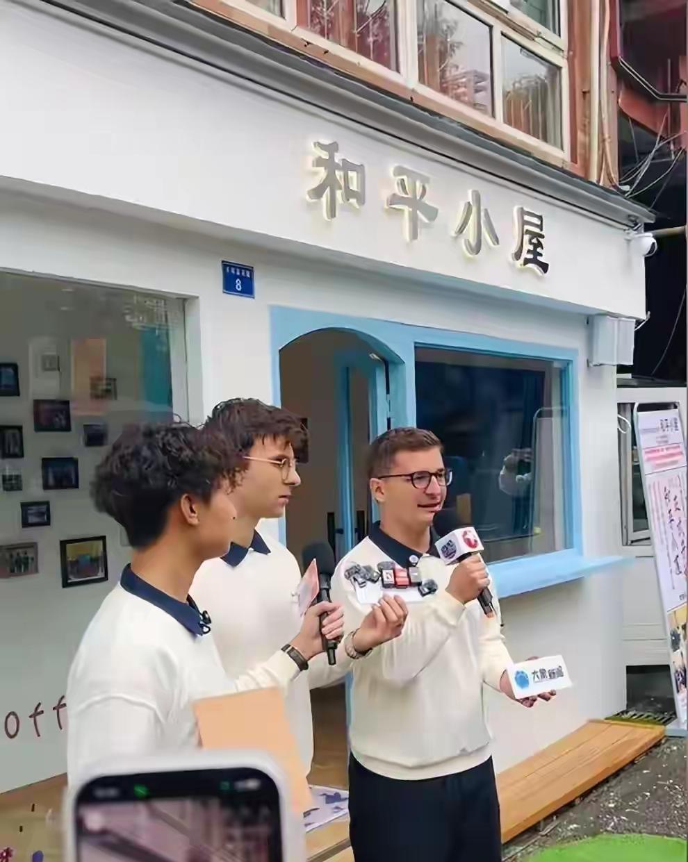 “自治费收到法国友人人头上！”成都和平小屋刚开张，杨某、贾女士以“违建”“污染”