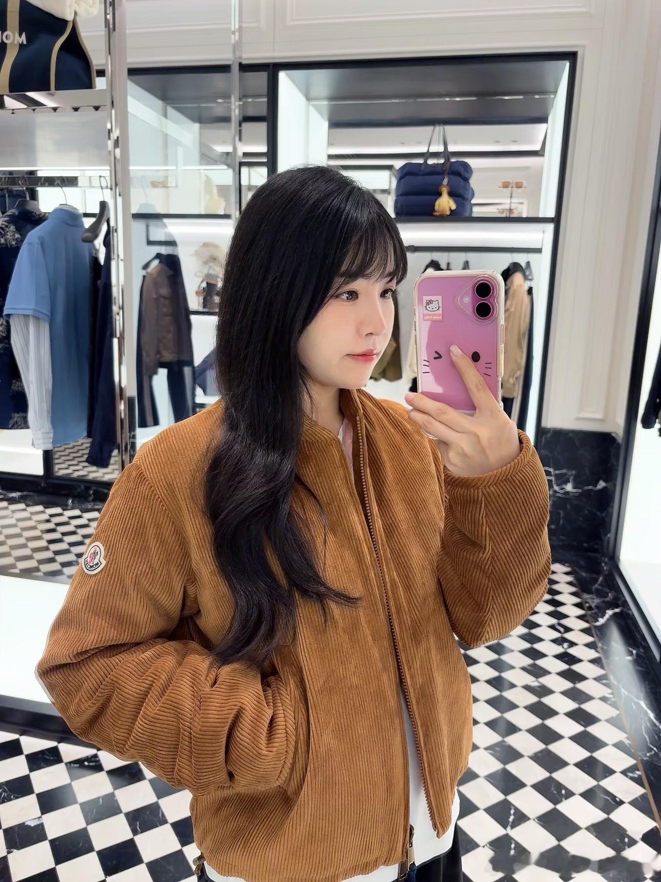 Moncl**灯芯绒短款羽绒服，可正反两面穿，短款廓形拉高腰线，内里填充90
