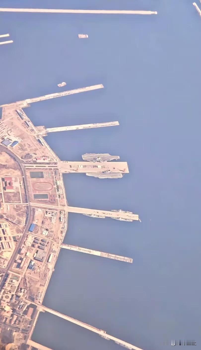 福建舰和辽宁舰罕见同框停靠同一码头这种突堤式码头也只有中美这种大国能用得起俄