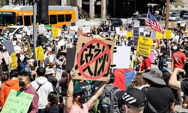 美籍华人华人在美国备受歧视，如果没有国内经济资助，他们会很快跌入美国社会的底层