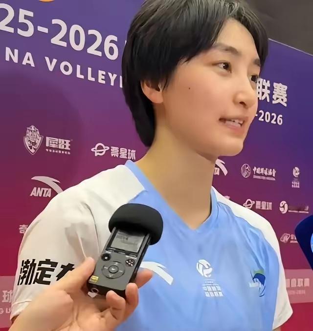 很多球迷都喜欢天津女排的主攻路晶，都觉她年轻，有活力，比赛气质不错，身体条件也非