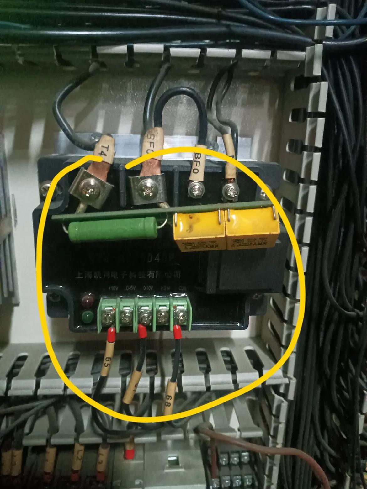 这个是什么东西，做过电工的朋友们有认识的吗？网上也查不到这个配件，这个应该是厂家