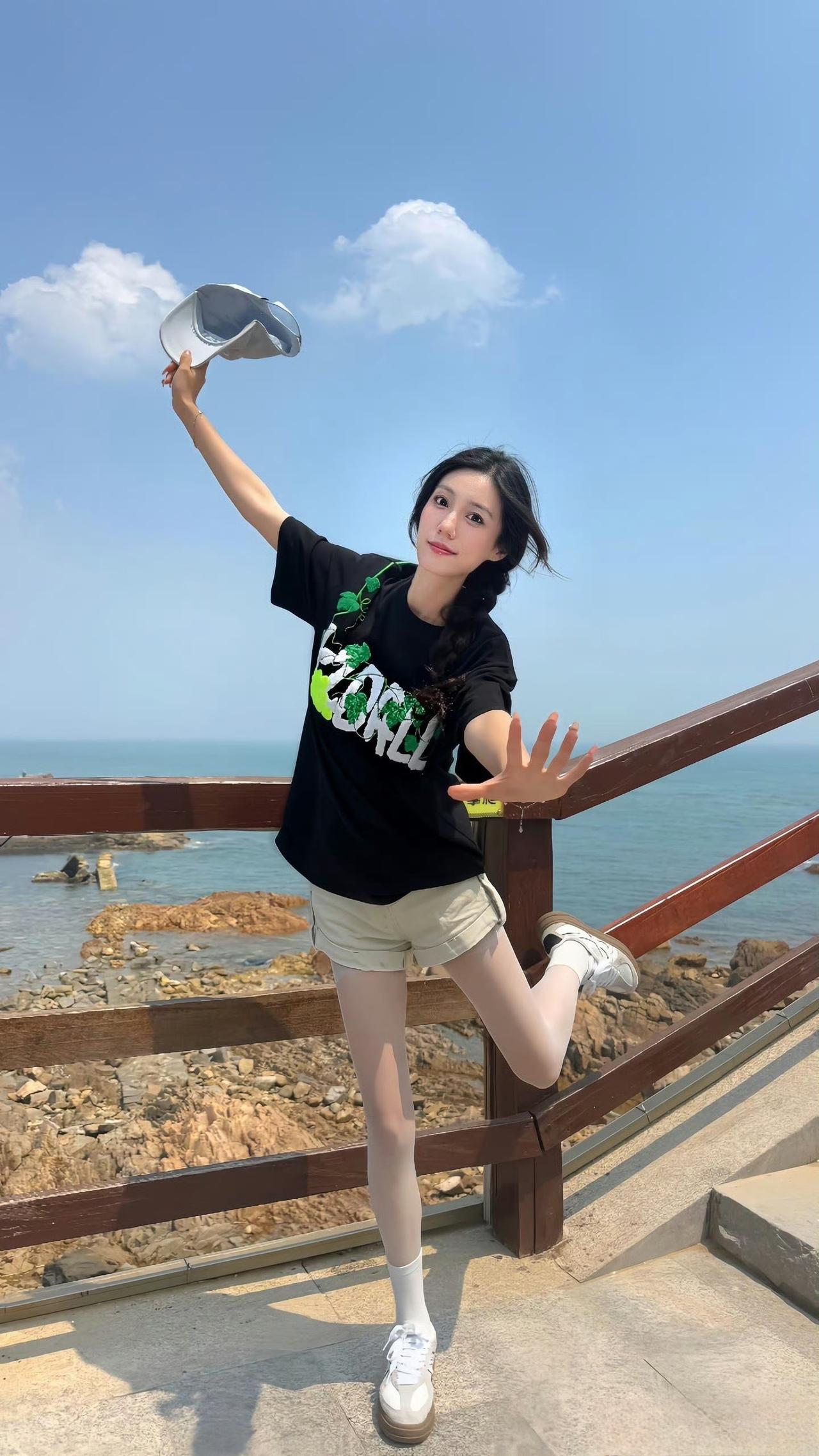 这套是“活力甜酷的户外休闲风”穿搭，黑T+浅色系单品适配海边场景，轻松又出片：