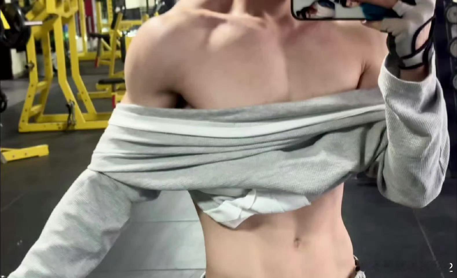 王星越腹肌王星越这个身材我是真的斯哈斯哈了这些腹肌都是王星越自律的结果​​​