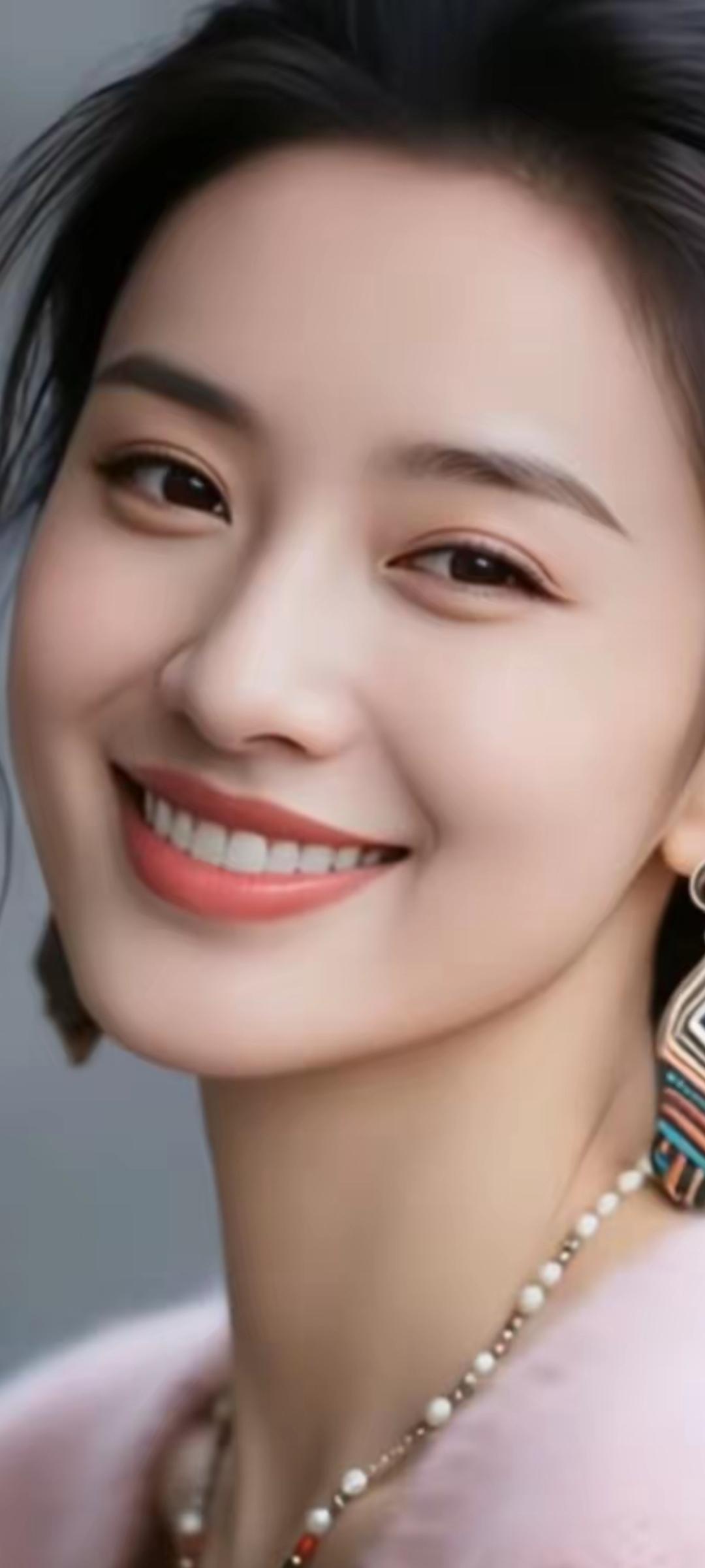 微笑的甜美女孩，珍珠项链与耳环相得益彰，散发着优雅的魅力。