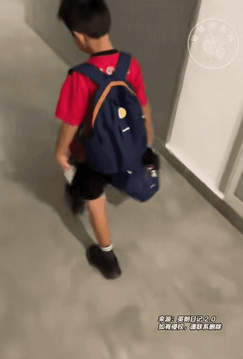 笑不活了！男孩丢4个水杯被爸爸“硬核惩罚”，这教育方式太真实但缺了点门道！上