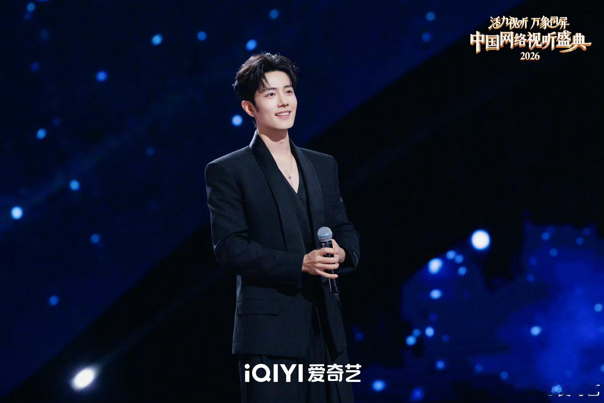 肖战舞台剧照释出肖战网络视听盛典舞台剧照肖战舞台剧照释出