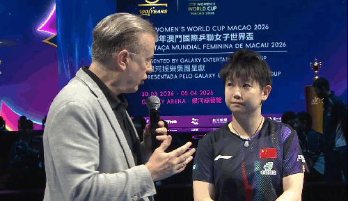 孙颖莎懂英语？赛后采访提前要话筒。孙颖莎到底懂不懂英语，一直是一个谜。有人说