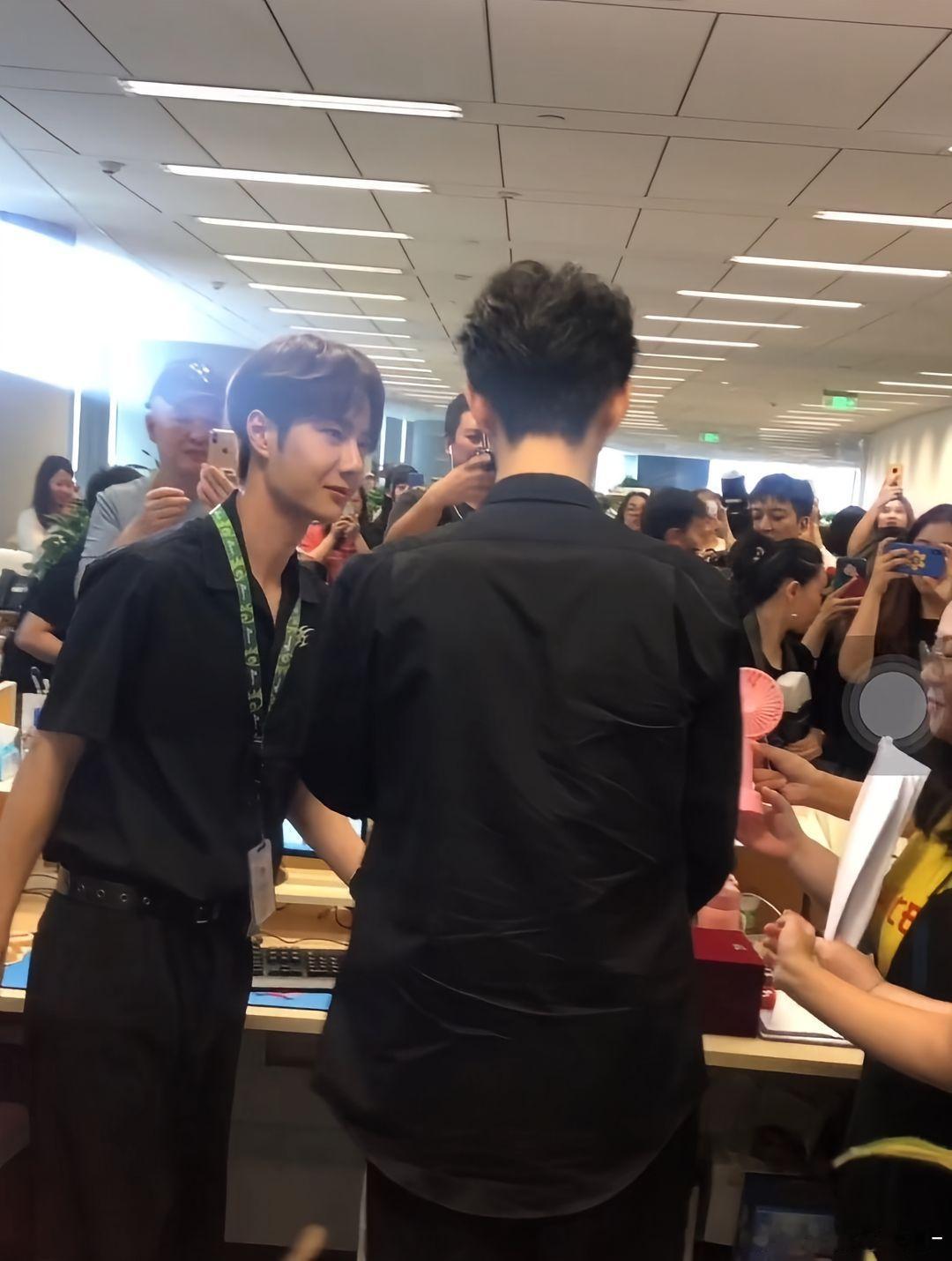 谁来懂一下王一博看向肖战的这个眼神啊啊啊啊他超爱肖战的😖😖​​​