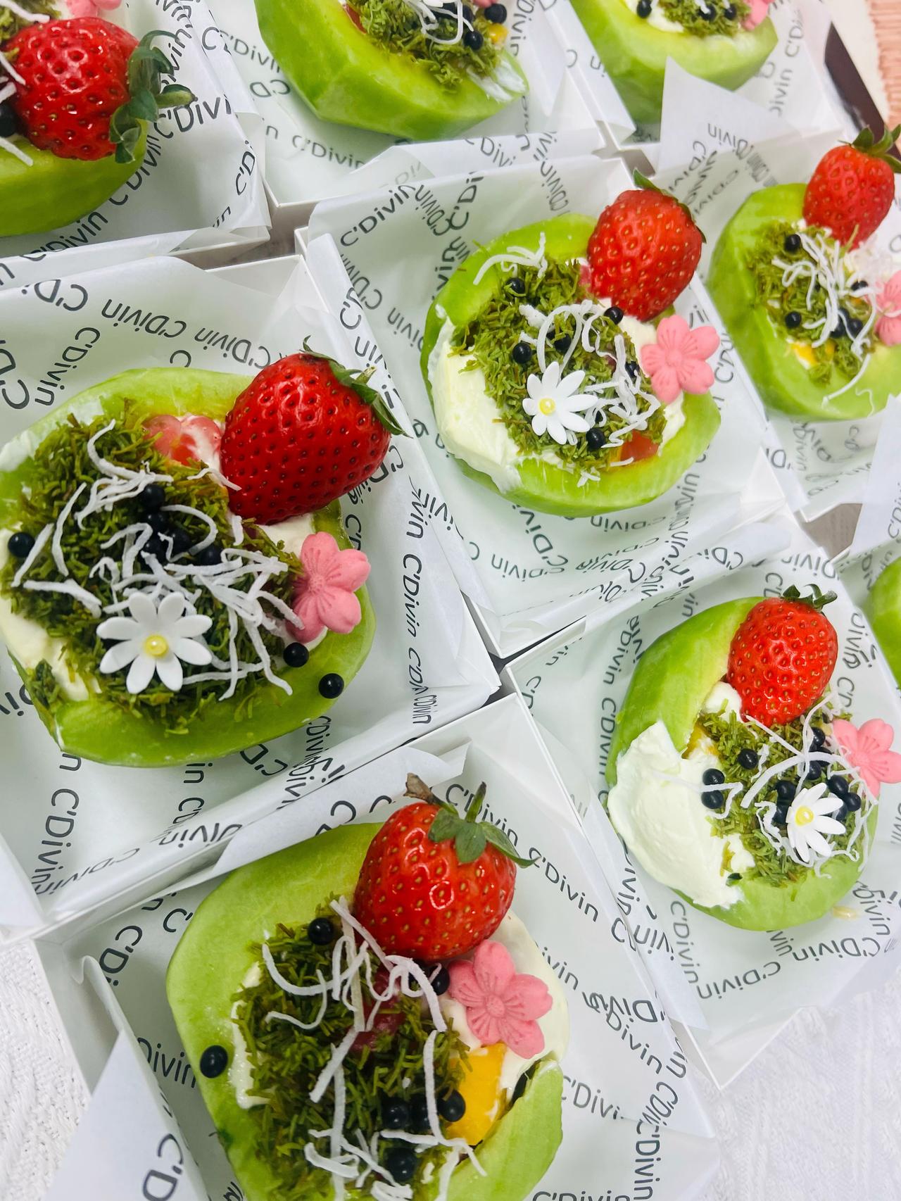 这两天刷到个超会整活的甜品，直接给我看饿了——这哪是吃的啊，分明是把春天装在哈密