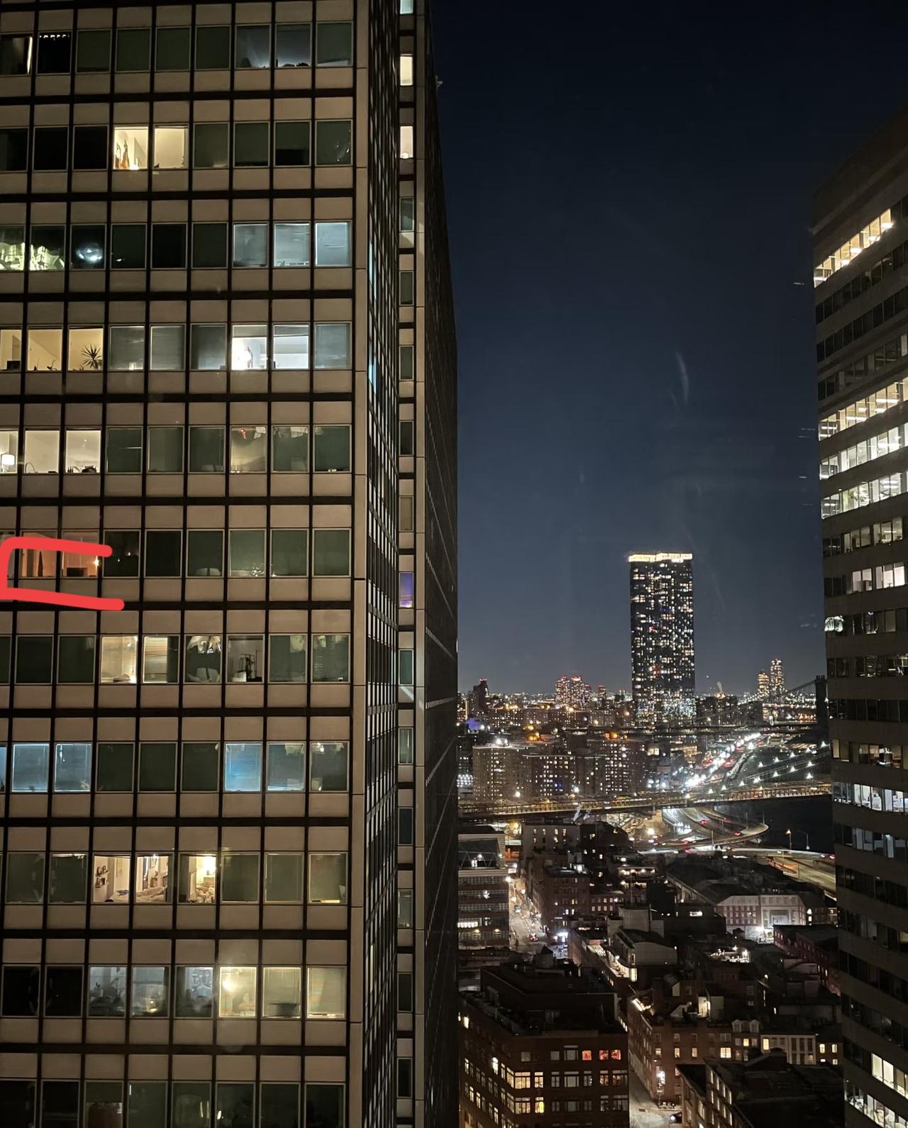 纽约太适合偷窥狂了吧…感觉生活在这里会很很热闹。。