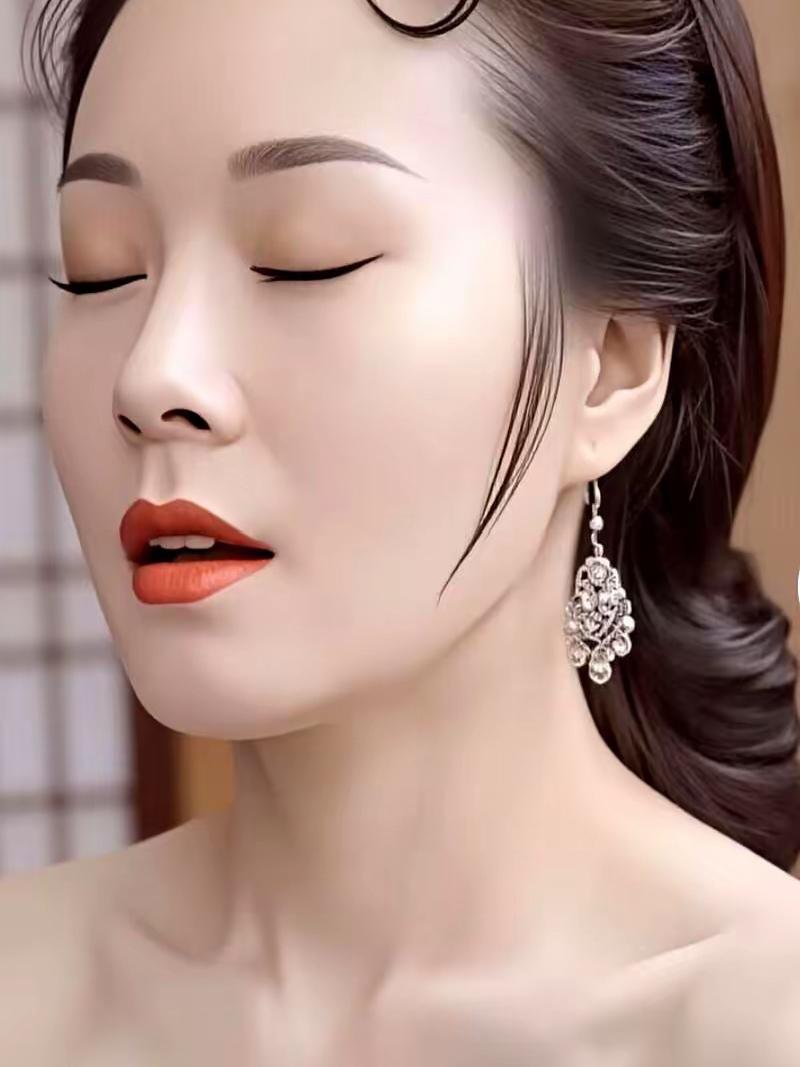 一张“郭伯母”在桃花岛沐浴的剧照，直接把我看乐了。评论区清一色都在喊：这哪是配
