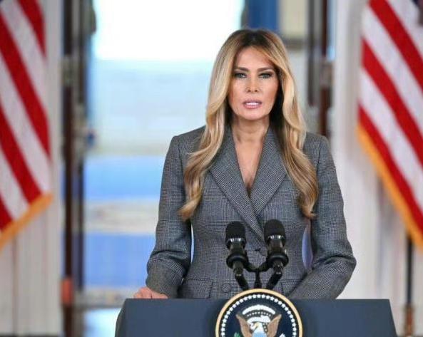 梅拉尼娅否认自己和爱泼斯坦很熟后，就有人上传了多张图，试图坐实梅拉尼娅和爱泼斯坦