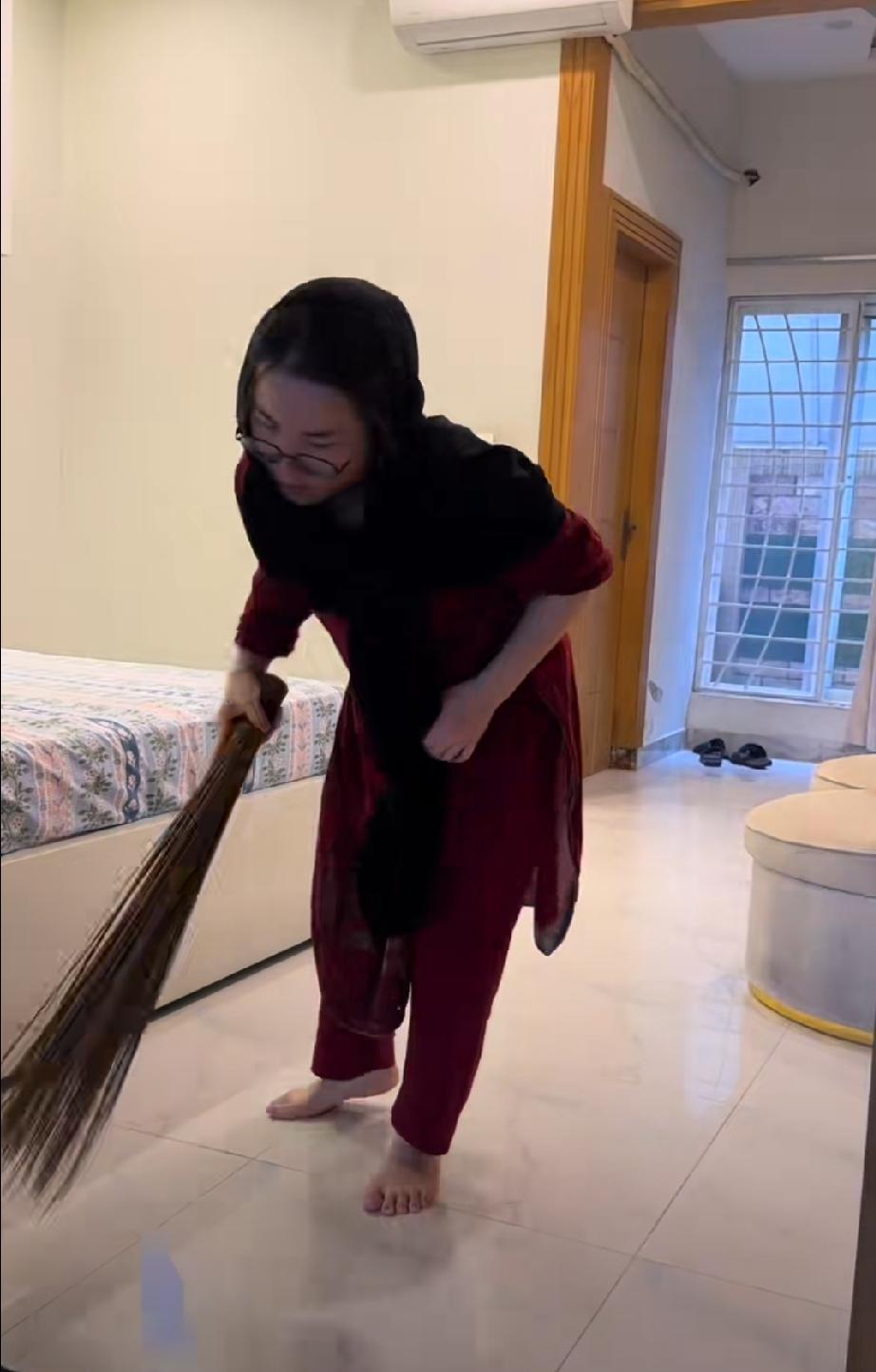 恋爱脑值得同情吗？广西在编女教师易菲，在网上认识了巴铁男人法斯，然后不顾父