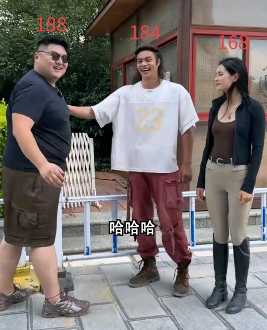 角度“造高”的“巨人”现形：184cm的征夫，被188cm的猴哥完压！很