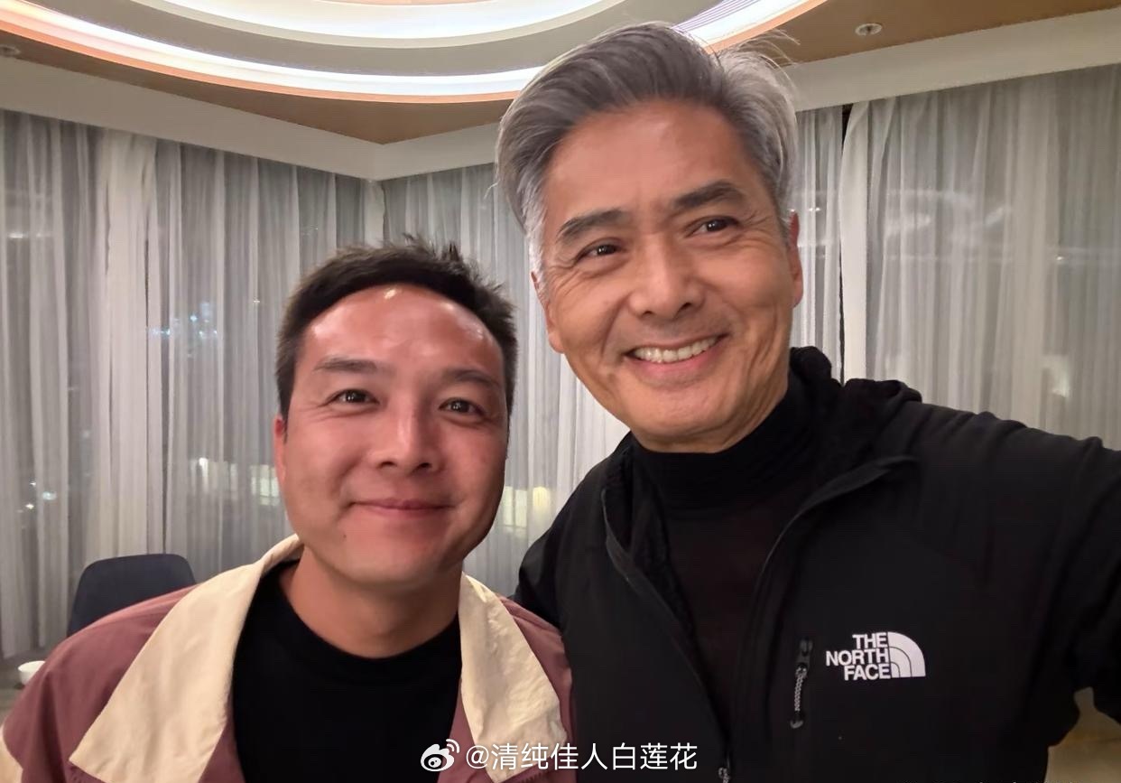 72岁周润发在香港和朋友聚会，他的头发花白了不少，但发量非常多，整个人状态大好，