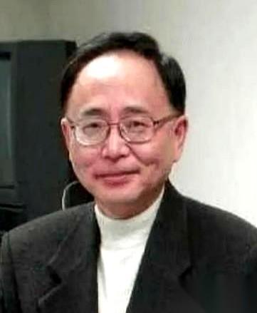 🌞一个记者去美国问江姐的儿子彭云，怎么不回国？快70的老先生头发花白，在大