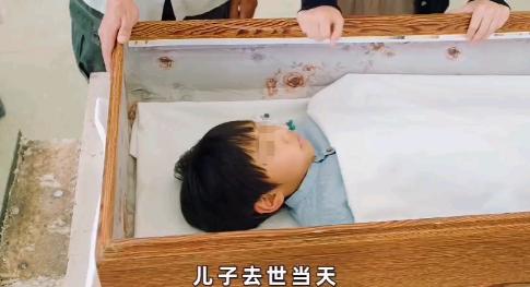 四川一殡仪馆，负责火化的师傅正打算将一具13岁男孩尸体进行火化，可突然看见男孩的