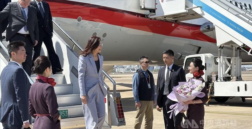 卢秀燕，你后悔了吗？朱立伦递过来的党主席你嫌烫手不敢接，郑丽文接了，上任没多久直