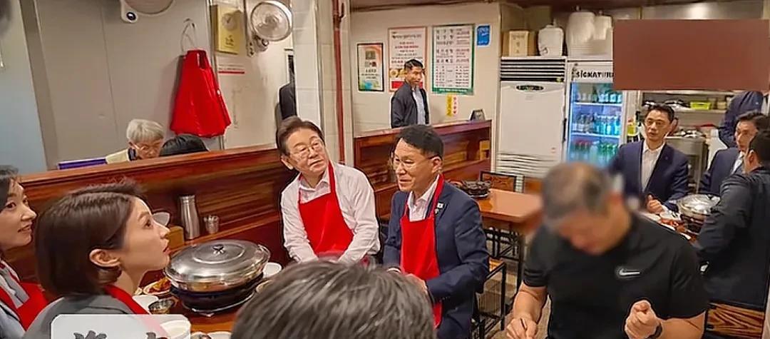李在明又下馆子，不在家吃饭，到餐厅吃火锅。去的这家饭店看着不大，服务很贴心，店