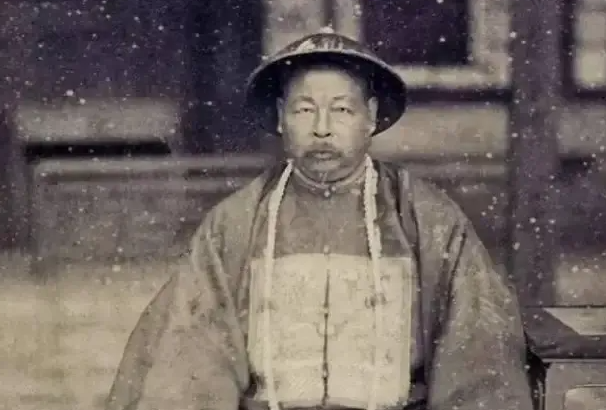 小男孩去当铺当东西，铺面太高递不上去，急得要哭，伙计抓弄他：“你爹晚上趴不趴你娘