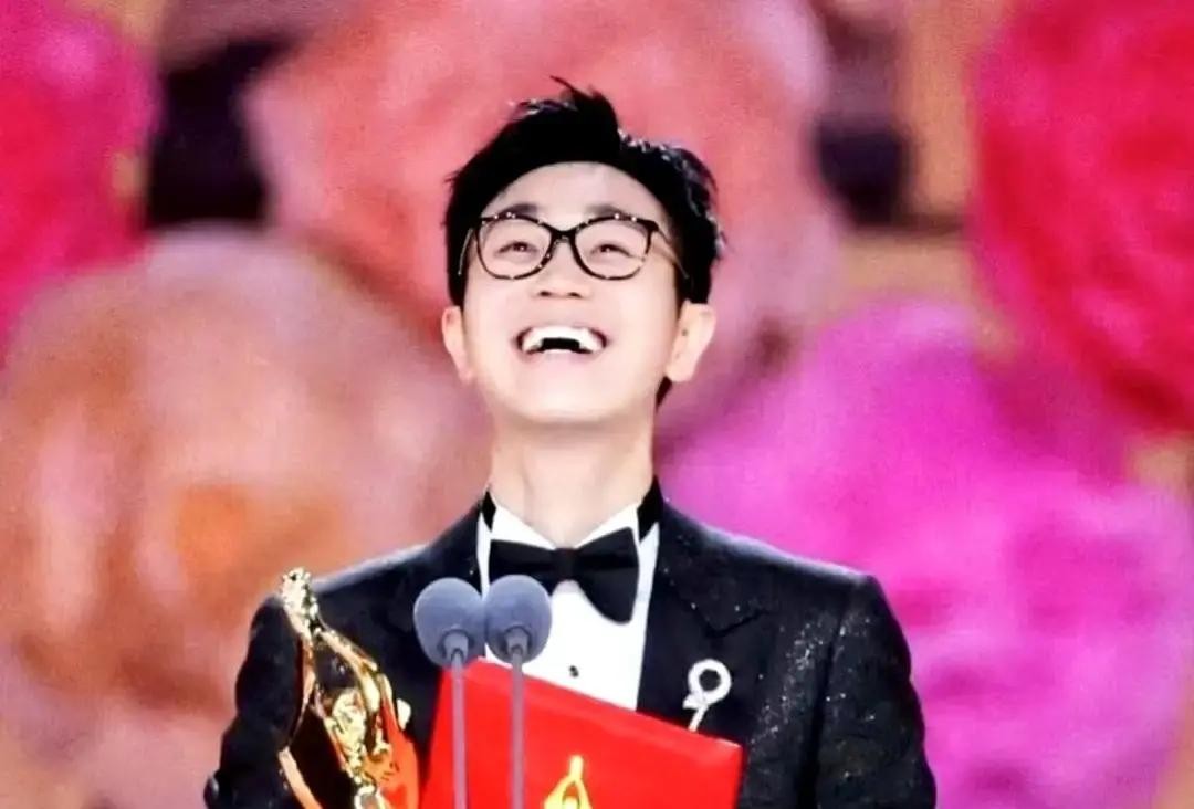 大鹏刚拿到百花奖最佳导演提名，这消息一出，估计华谊的王中磊正坐在办公室里生闷气。就在前几天的业绩会上
