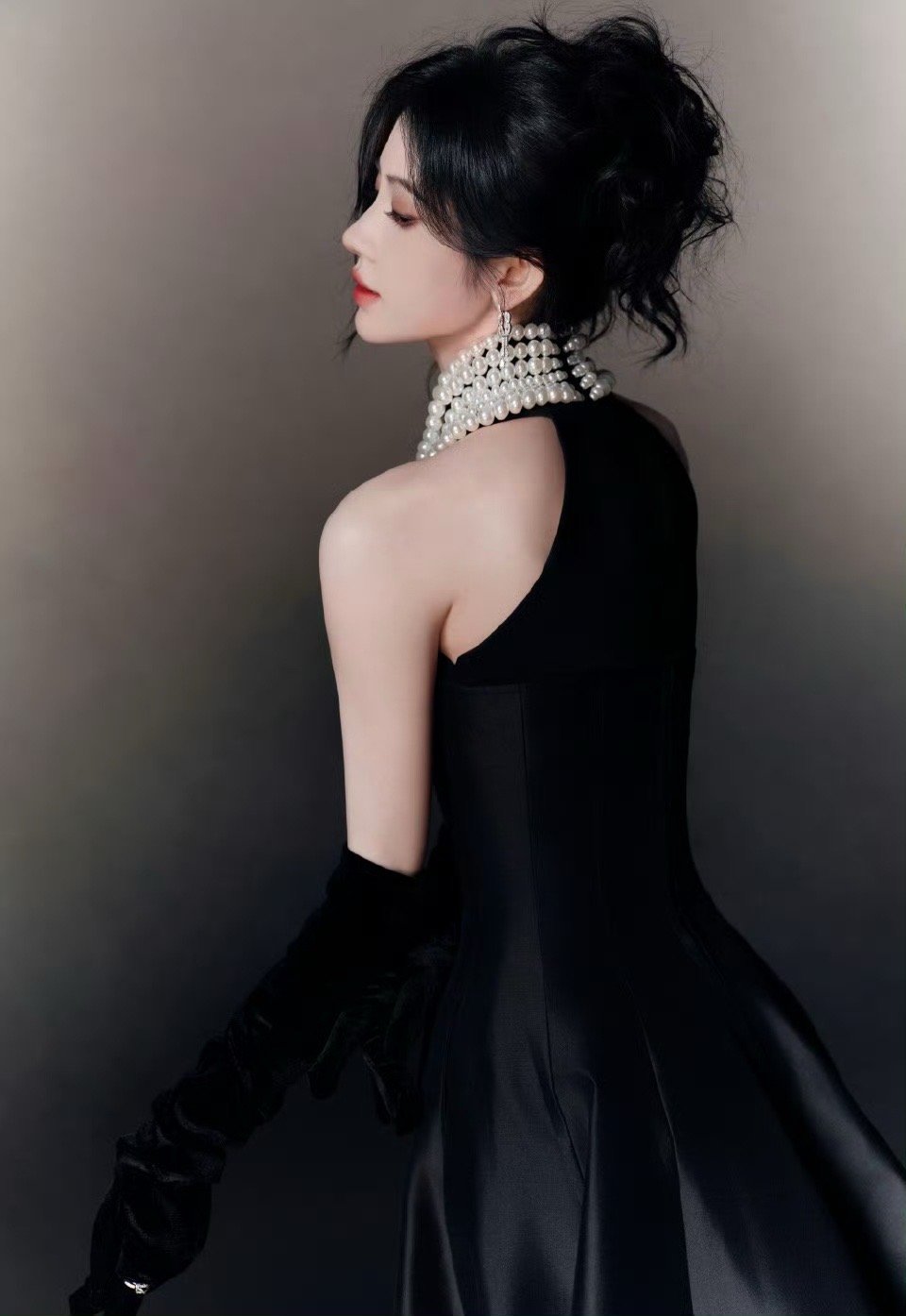 鞠婧祎星光大赏腾讯视频星光大赏黑裙缀珍珠，高盘发衬得黑玫瑰般复古冷艳～鞠婧祎高