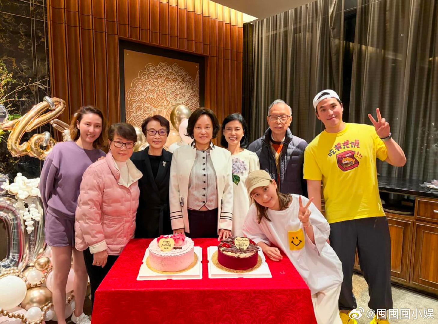 何超莲一家为妈妈庆生何超莲一家为妈妈三太陈婉珍庆生，窦骁又去拍戏了嘛。何超莲为妈