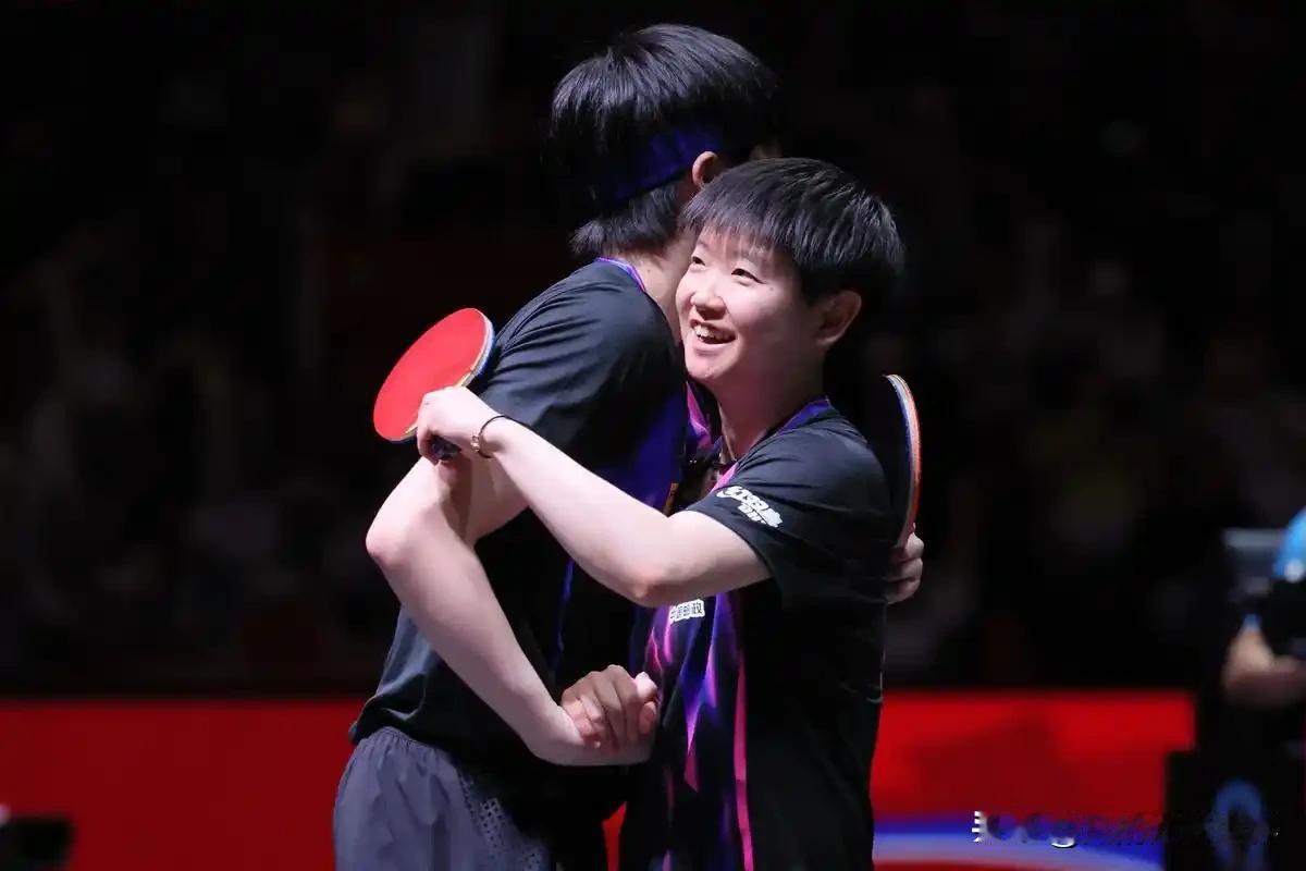 莎莎的确是一位专注于乒乓球的纯粹球员，她一心都在球上，不弄头上、指甲上的那些装饰
