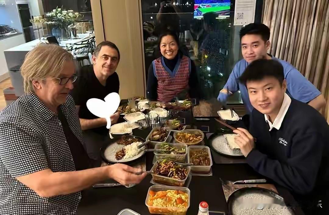 国锦赛吴宜泽6：0霍金斯，赛后感谢奥沙利文的帮助，不由想起这张照片，赵心童也感谢