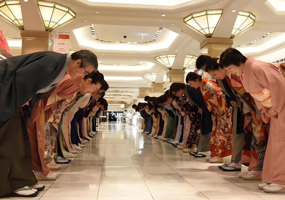 卢克文说这个世界上除了中国人，其他民族都没有羞耻心，我认为这个概括太对了。他最常