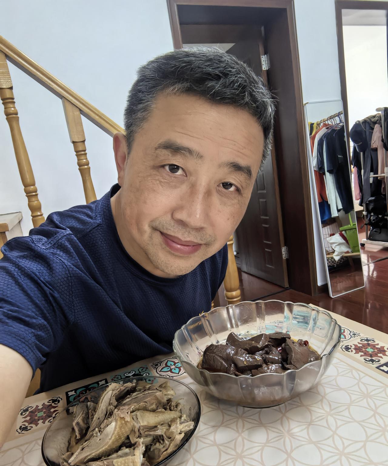 酒龄四十年，戒酒八十三天，滴酒未沾。中午买了我们这边最有名的肖氏贡鹅、鹅血，贡