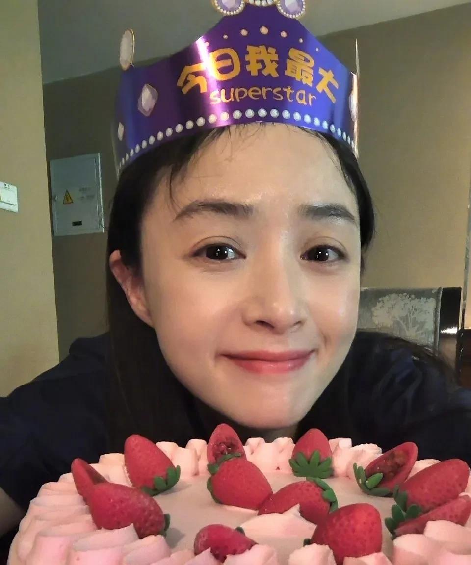 蒋欣近看，眼周纹也是越来越深了，不认老都不行！不过岁月对她算是格外宽容了，和素人