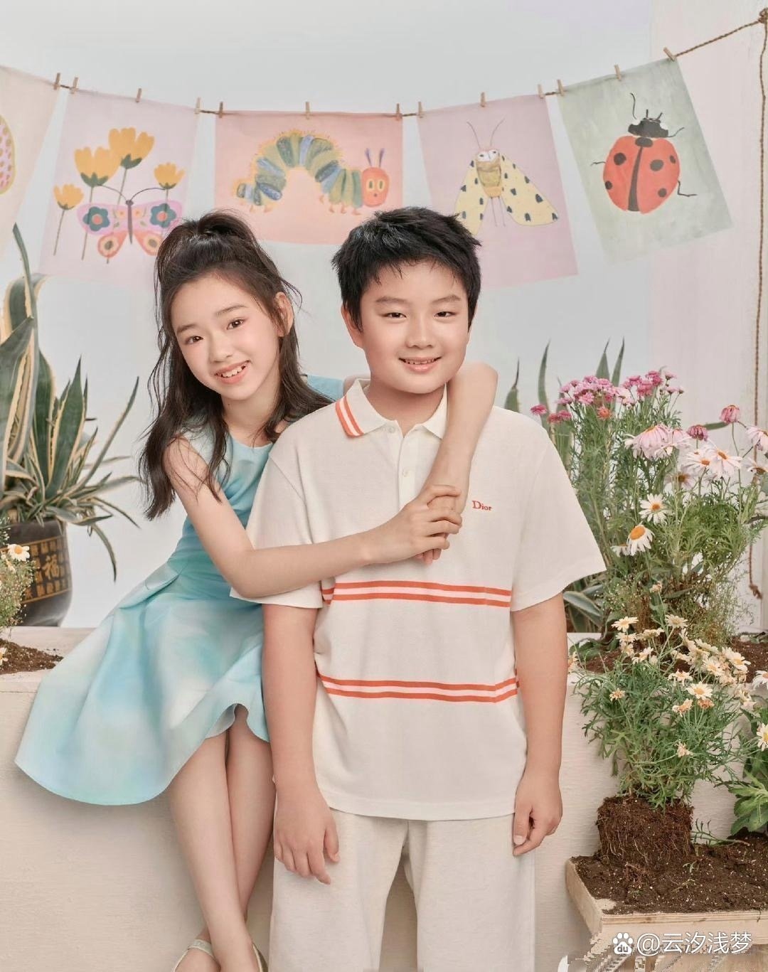 董璇女儿小酒窝与佟大为儿子拍封面照，小男孩就一个表情，小女孩多姿多彩的，朵朵要生气了。​