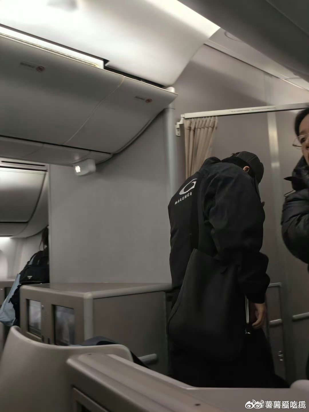 刘宇宁又在飞机上撞头了太高了没办法